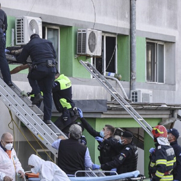 Por incendio en hospital de Rumania fallecen siete pacientes de Covid-19