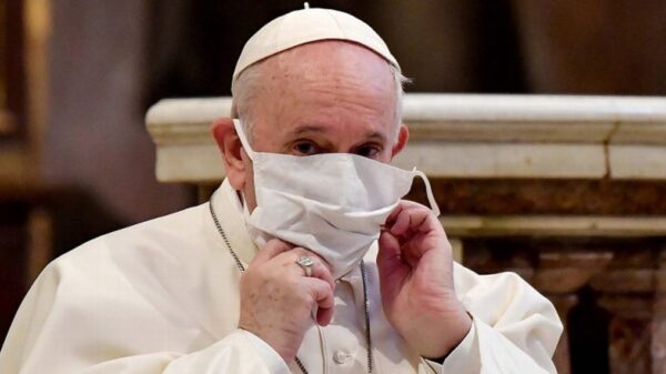 Recibe el Papa Francisco tercera vacuna contra el Covid-19.