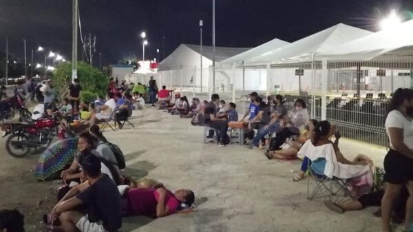 Pasaron la noche en vela para acceder a vacuna contra Covid.