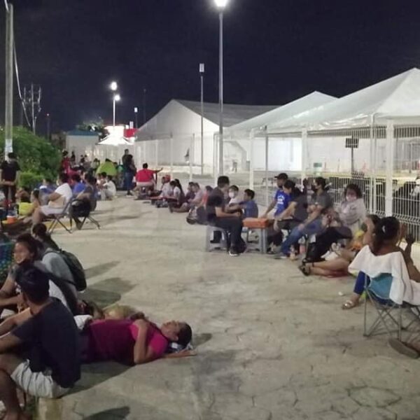 Pasaron la noche en vela para acceder a vacuna contra Covid.