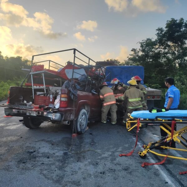 Dos lesionados en aparatoso choque en la carretera Tulum-Cobá.