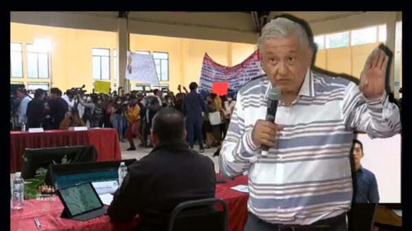 Manifestantes irrumpen reunión de AMLO en Puebla: "¿Me van a dejar hablar?¿Me van a respetar?