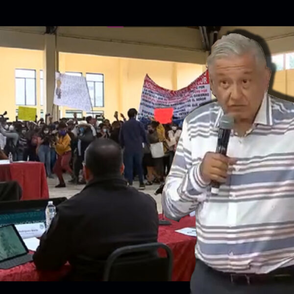 Manifestantes irrumpen reunión de AMLO en Puebla: "¿Me van a dejar hablar?¿Me van a respetar?