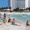 Playas de Cancún con niveles de sargazo moderado.