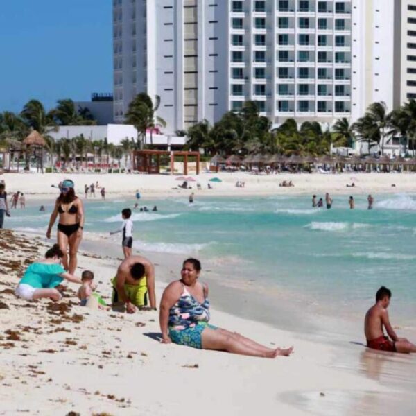 Playas de Cancún con niveles de sargazo moderado.