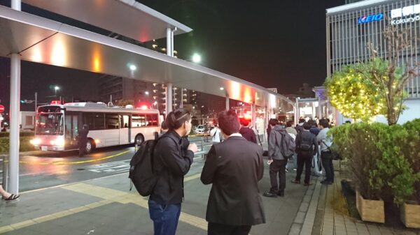 Atentado en tren de Tokio deja al menos 10 heridos.