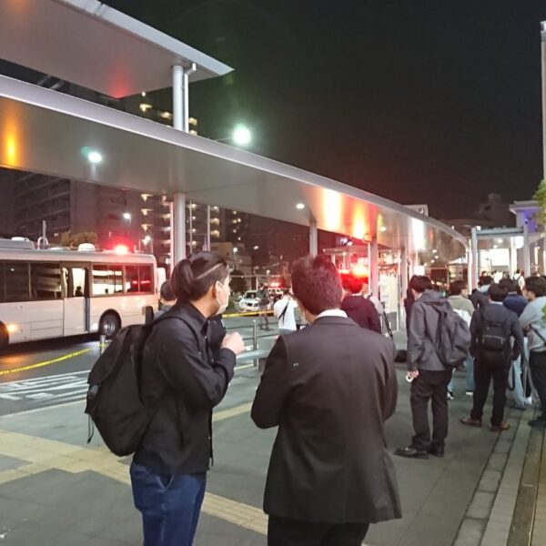 Atentado en tren de Tokio deja al menos 10 heridos.