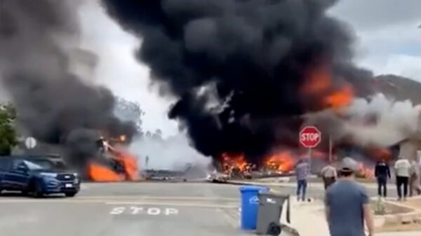 Avioneta deja rastro de destrucción en barrio residencial al estrellarse