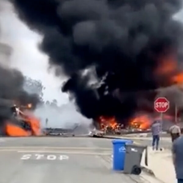 Avioneta deja rastro de destrucción en barrio residencial al estrellarse