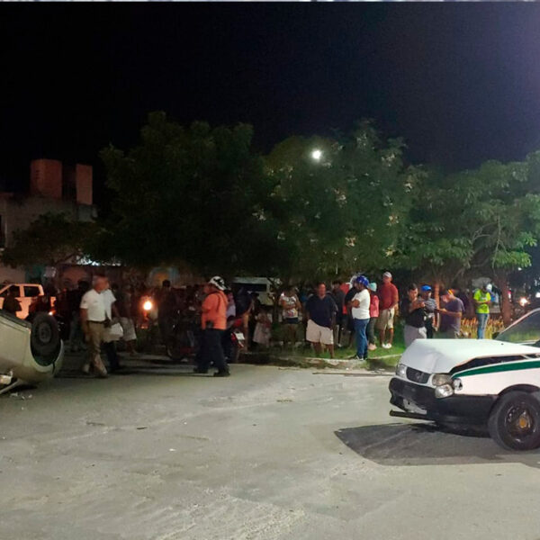 Cancún: Aparatoso choque entre taxi y particular deja tres heridos