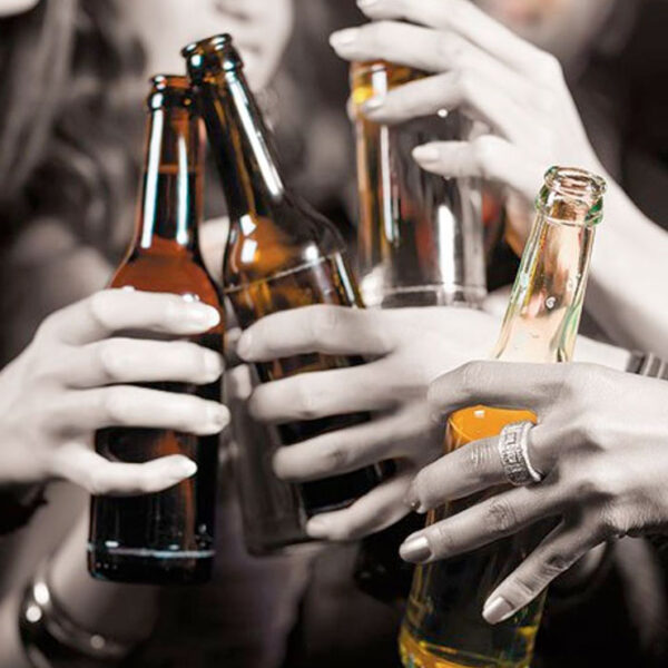 Por consumir alcohol adulterado se intoxican más de 60 personas; mueren 34