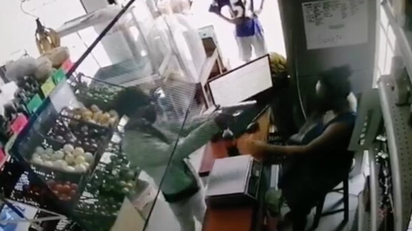 Video: Con descaro, par de sujetos asaltan una tienda en Villas Del Mar Plus