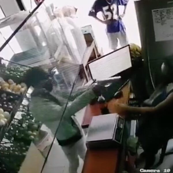 Video: Con descaro, par de sujetos asaltan una tienda en Villas Del Mar Plus