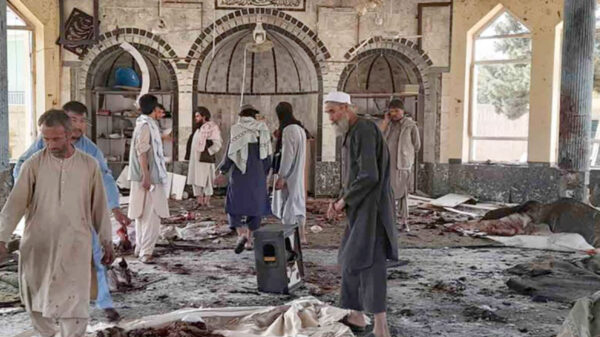 Explosión en mezquita en Afganistán deja más de 100 muertos
