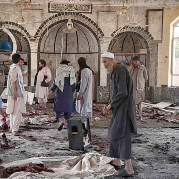 Explosión en mezquita en Afganistán deja más de 100 muertos