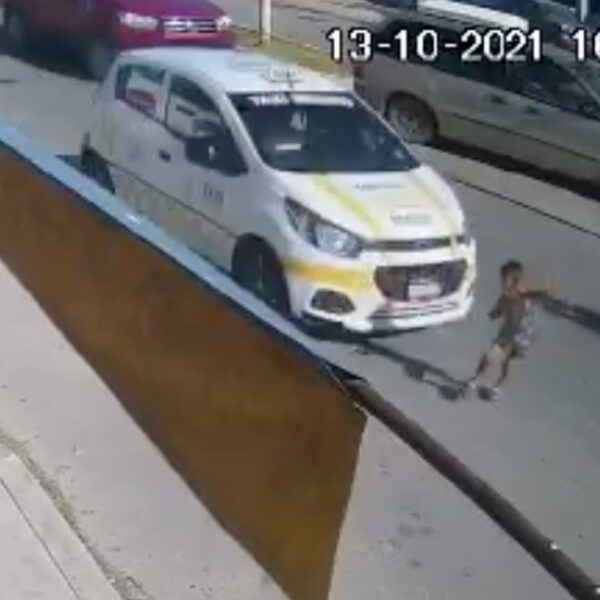 Video: Taxi atropella a niño de tres años en Chetumal y escapa