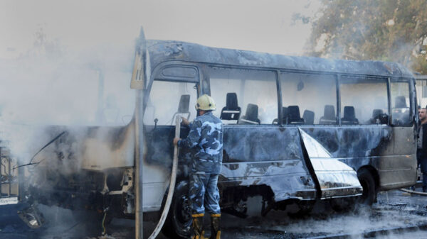Explotan bombas en autobús militar y deja cerca de 27 muertos