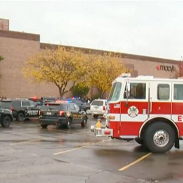Balacera en centro comercial deja dos muertos y cuatro heridos