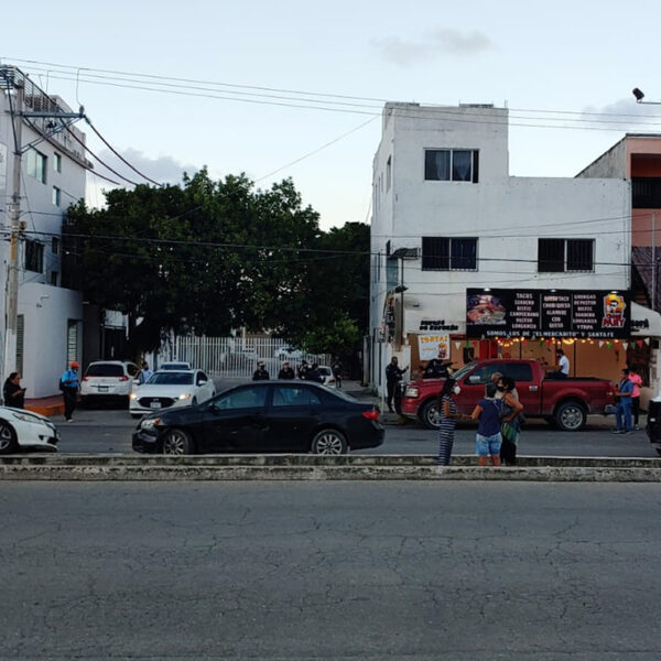 Cancún: Lesionan a balazos a automovilista frente a la Gran Plaza