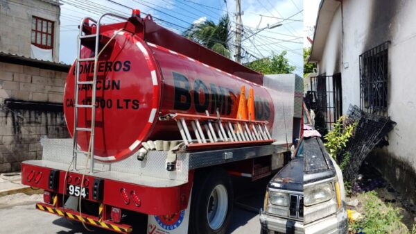 Voraz incendio arrasa con una casa en la SM 90 de Cancún