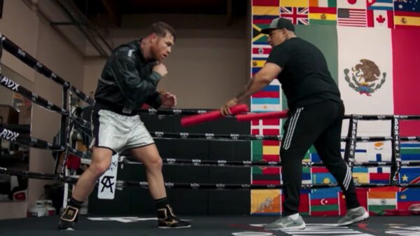 Canelo Álvarez entrena con pantaloncillo de diamantes