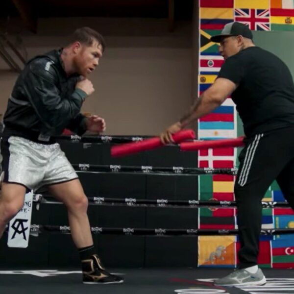 Canelo Álvarez entrena con pantaloncillo de diamantes