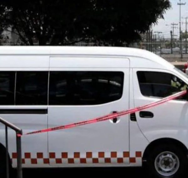 Pasajero enfrenta y mata a tres asaltantes de una combi