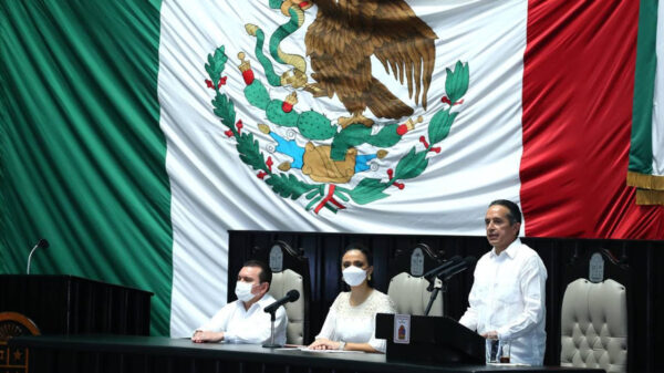 Quintana Roo nuevamente está de pie: Carlos Joaquín