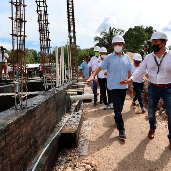 Carlos Joaquín verifica obras para mejorar la imagen urbana de Bacalar, son obras de infraestructura urbana y salud que estarán realizándose en los próximos días, con una inversión que supera los 80 millones de pesos