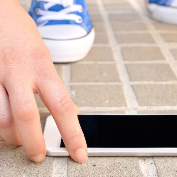 ¡Aguas!, no levantes celulares en la calle; nueva forma de extorsión