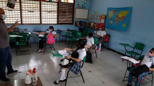 Insta la SEP a padres a mandar a sus hijos a clases presenciales en noviembre