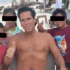 Critican a Roberto Palazuelos por foto con niños artesanos en Tulum
