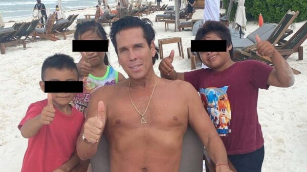 Critican a Roberto Palazuelos por foto con niños artesanos en Tulum