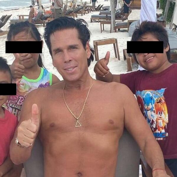 Critican a Roberto Palazuelos por foto con niños artesanos en Tulum