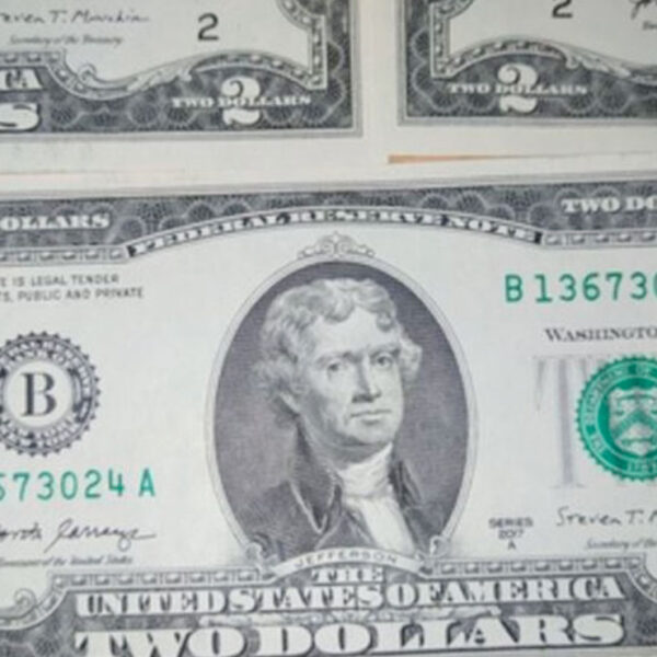 Traer un billete de dos dólares en la billetera ¿atrae suerte?