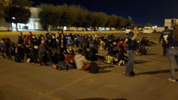 Rescatan en Tamaulipas a 600 inmigrantes hacinados en tráileres.