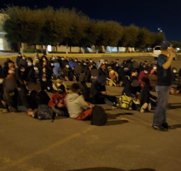 Rescatan en Tamaulipas a 600 inmigrantes hacinados en tráileres.