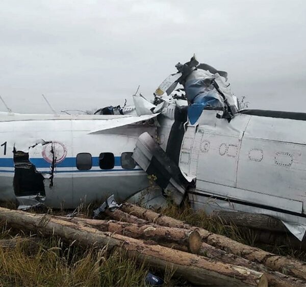 Se desploma avión en Rusia; hay por lo menos 16 muertos (VIDEO).