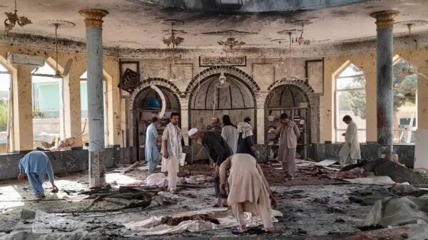 Mueren 32 y más de 50 heridos en atentado en una mezquita en Afganistán.