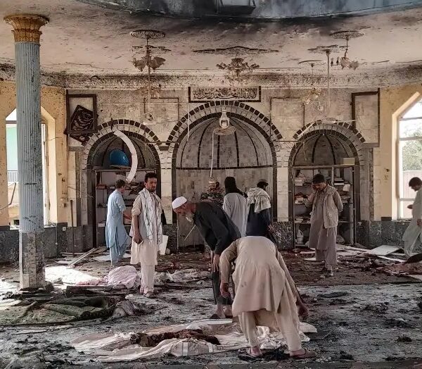 Mueren 32 y más de 50 heridos en atentado en una mezquita en Afganistán.