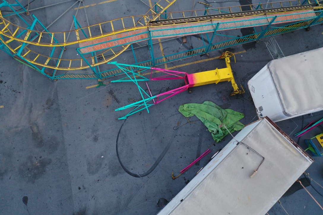 Cuatro lesionados al desplomarse juego mecánico en feria de Nuevo León (VIDEO); una canastilla se desprendió y cayó sobre un puesto.