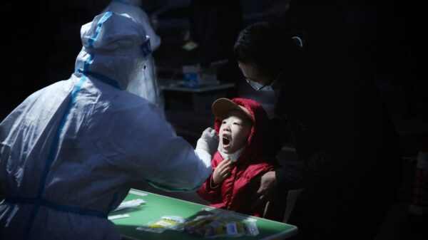 China frena vuelos y reuniones masivas por rebrote de Covid; cierra 3 ciudades