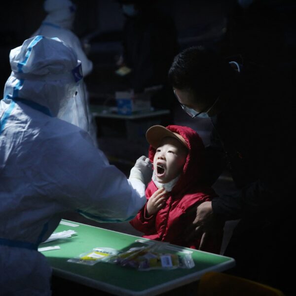 China frena vuelos y reuniones masivas por rebrote de Covid; cierra 3 ciudades