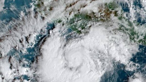 Huracán ‘Rick’ impacta las costas de Guerrero como categoría 2.