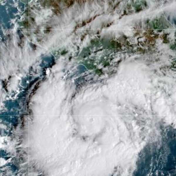 Huracán ‘Rick’ impacta las costas de Guerrero como categoría 2.