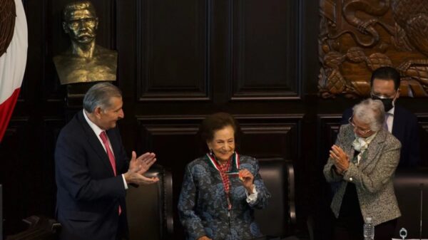 Ifigenia Martínez recibe la medalla Belisario Domínguez