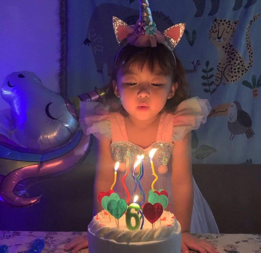 La niña coreana de stikers de WhatsApp, Jinmiran, celebra sus seis años