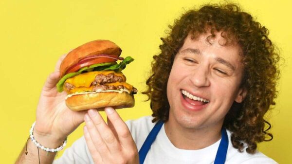 Luisito Comunica abre nuevo restaurante de hamburguesas