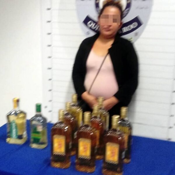 Cancún: Detienen a ‘fardera’ que intentó robar botellas de licor.