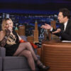 Madonna muestra su "derrier" durante show en vivo de Jimmy Fallon